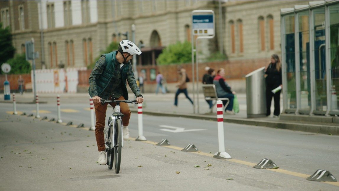 Nino Schurter schaut sich Radwegtrenner von Velopa an