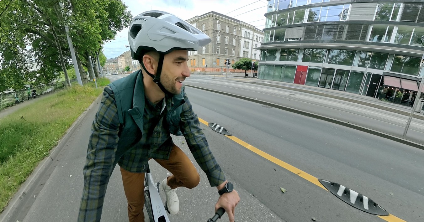 Nino Schurter begutachtet Radwegtrenner von Velopa