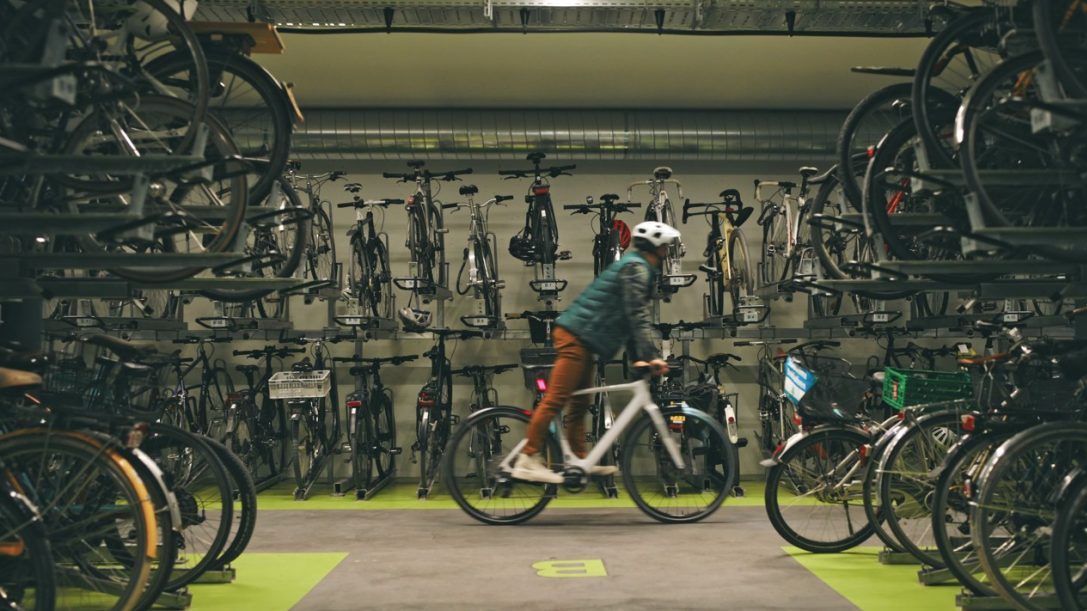 Nino Schurter fährt in der Grossparkieranlage für Velos mit Veloparkiersystemen von Velopa