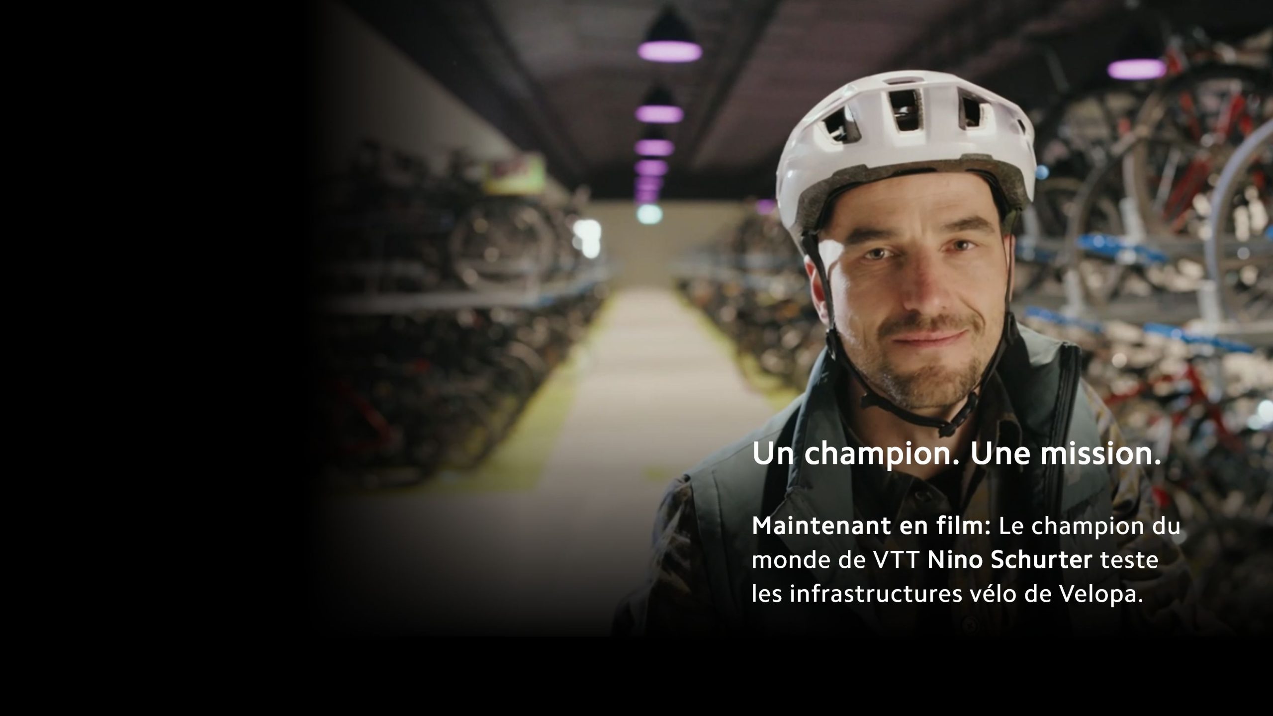 Le champion du monde de VTT Nino Schurter teste l'infrastructure vélo de Velopa.