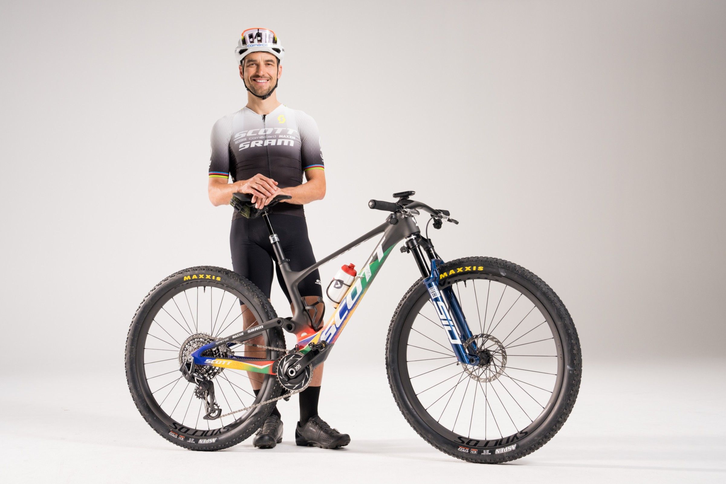 Nino Schurter mit Bike als Botschafter von Velounterständen von Velopa