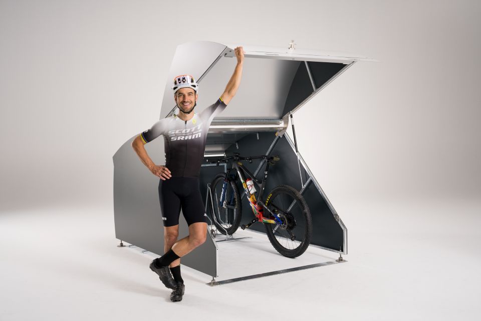 Velounterstand BikeSafe von Velopa mit Nino Schurter